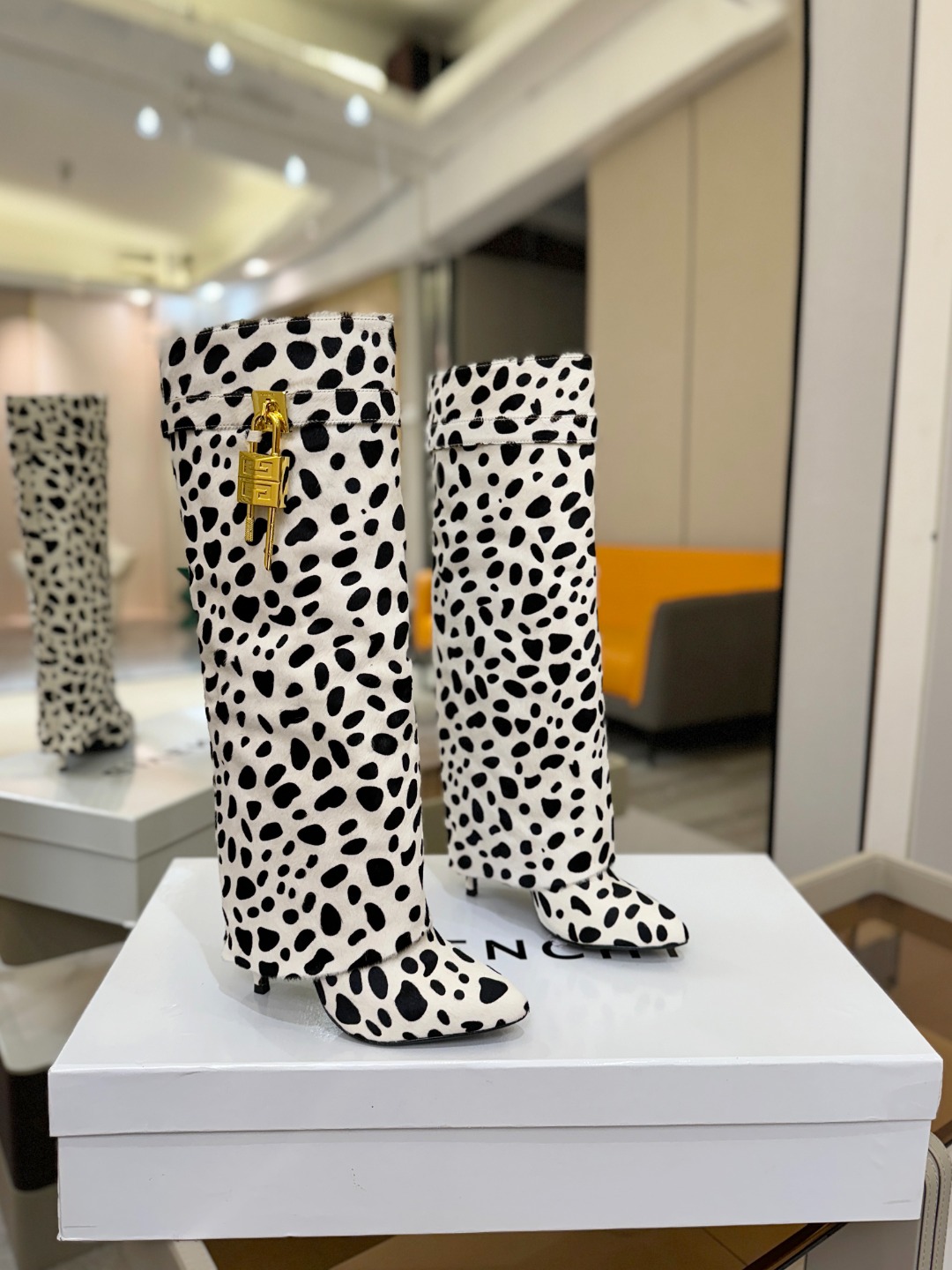 专柜正品级定制版本GIVENCHY𝐒𝐒 𝐧𝐞𝐰 高跟长靴，市面最高版本纪梵希 锁扣 风靡整个时尚圈‼️原