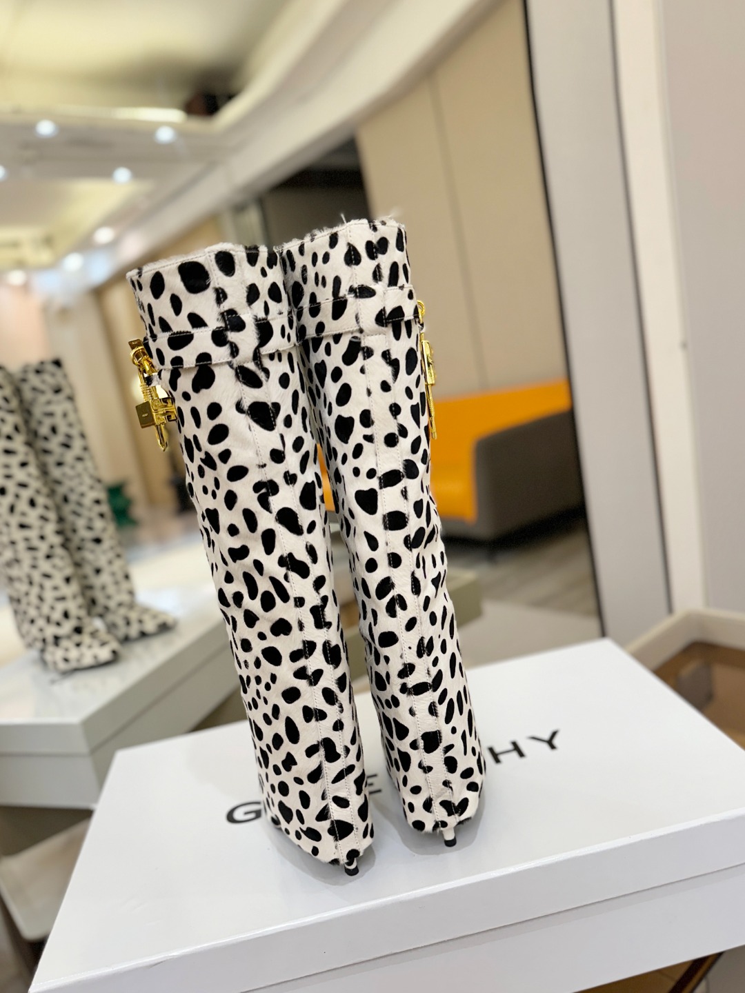 专柜正品级定制版本GIVENCHY𝐒𝐒 𝐧𝐞𝐰 高跟长靴，市面最高版本纪梵希 锁扣 风靡整个时尚圈‼️原