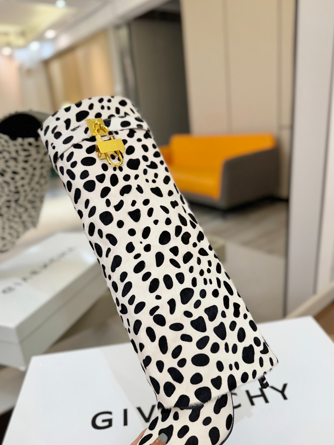 专柜正品级定制版本GIVENCHY𝐒𝐒 𝐧𝐞𝐰 高跟长靴，市面最高版本纪梵希 锁扣 风靡整个时尚圈‼️原