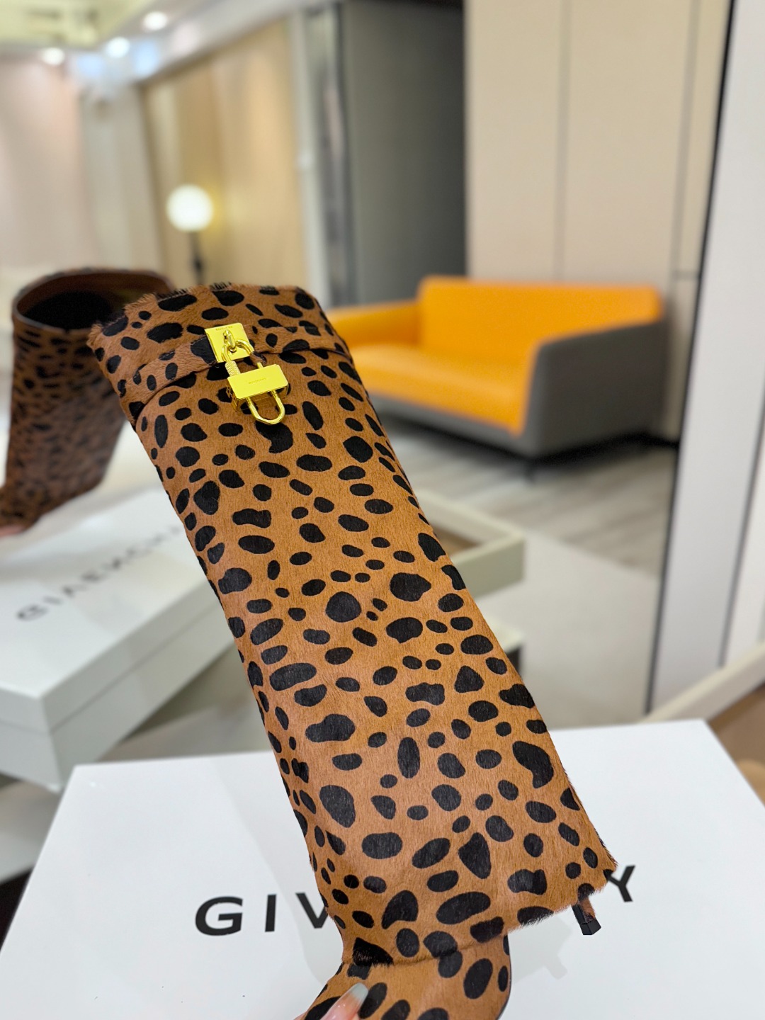 专柜正品级定制版本GIVENCHY𝐒𝐒 𝐧𝐞𝐰 高跟长靴，市面最高版本纪梵希 锁扣 风靡整个时尚圈‼️原