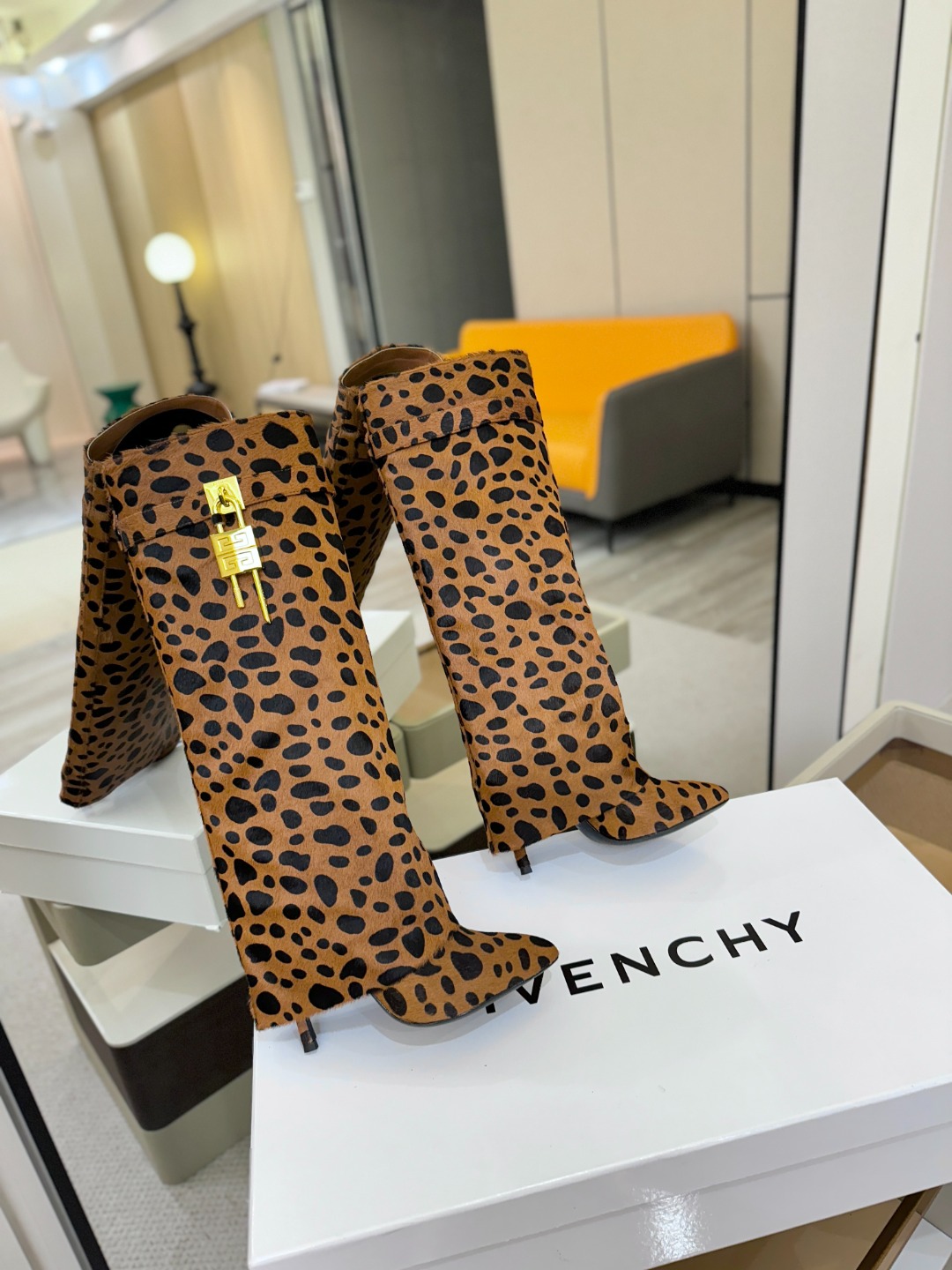 专柜正品级定制版本GIVENCHY𝐒𝐒 𝐧𝐞𝐰 高跟长靴，市面最高版本纪梵希 锁扣 风靡整个时尚圈‼️原