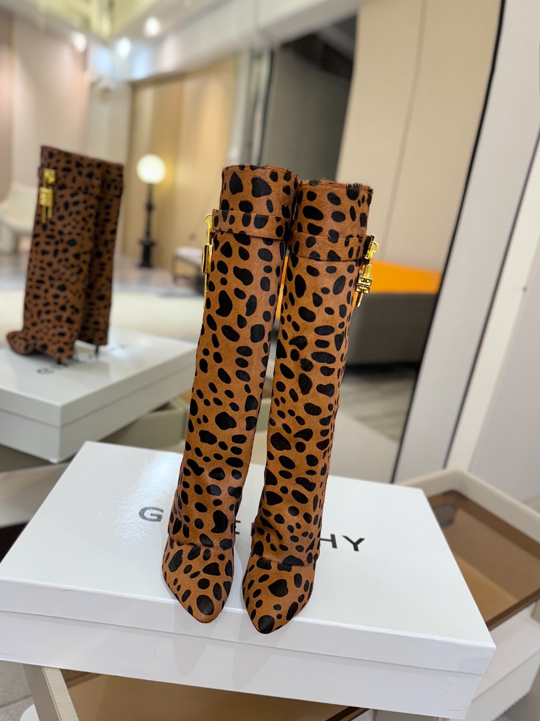 专柜正品级定制版本GIVENCHY𝐒𝐒 𝐧𝐞𝐰 高跟长靴，市面最高版本纪梵希 锁扣 风靡整个时尚圈‼️原