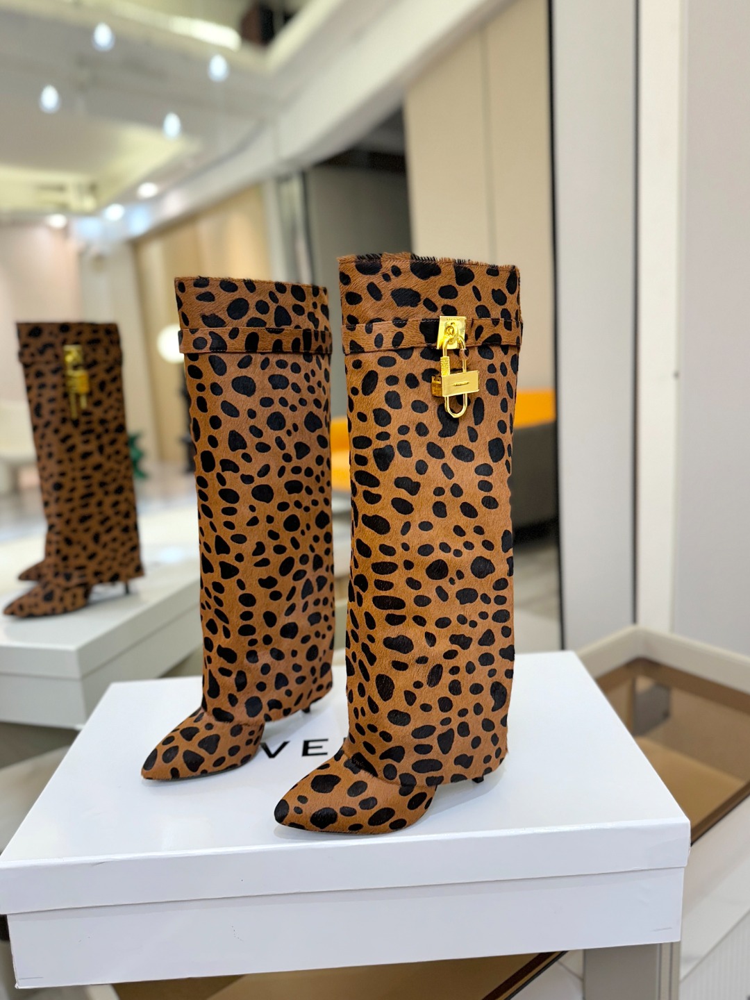 专柜正品级定制版本GIVENCHY𝐒𝐒 𝐧𝐞𝐰 高跟长靴，市面最高版本纪梵希 锁扣 风靡整个时尚圈‼️原