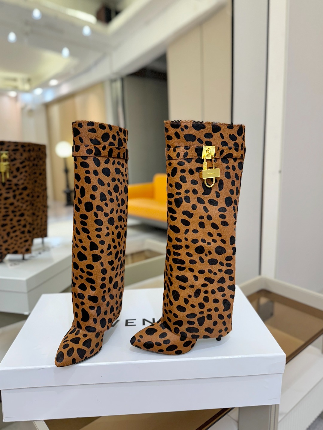 专柜正品级定制版本GIVENCHY𝐒𝐒 𝐧𝐞𝐰 高跟长靴，市面最高版本纪梵希 锁扣 风靡整个时尚圈‼️原