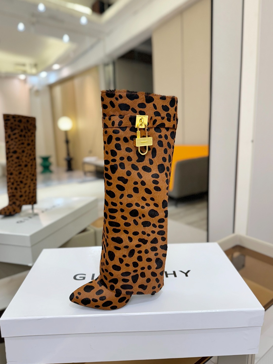 专柜正品级定制版本GIVENCHY𝐒𝐒 𝐧𝐞𝐰 高跟长靴，市面最高版本纪梵希 锁扣 风靡整个时尚圈‼️原