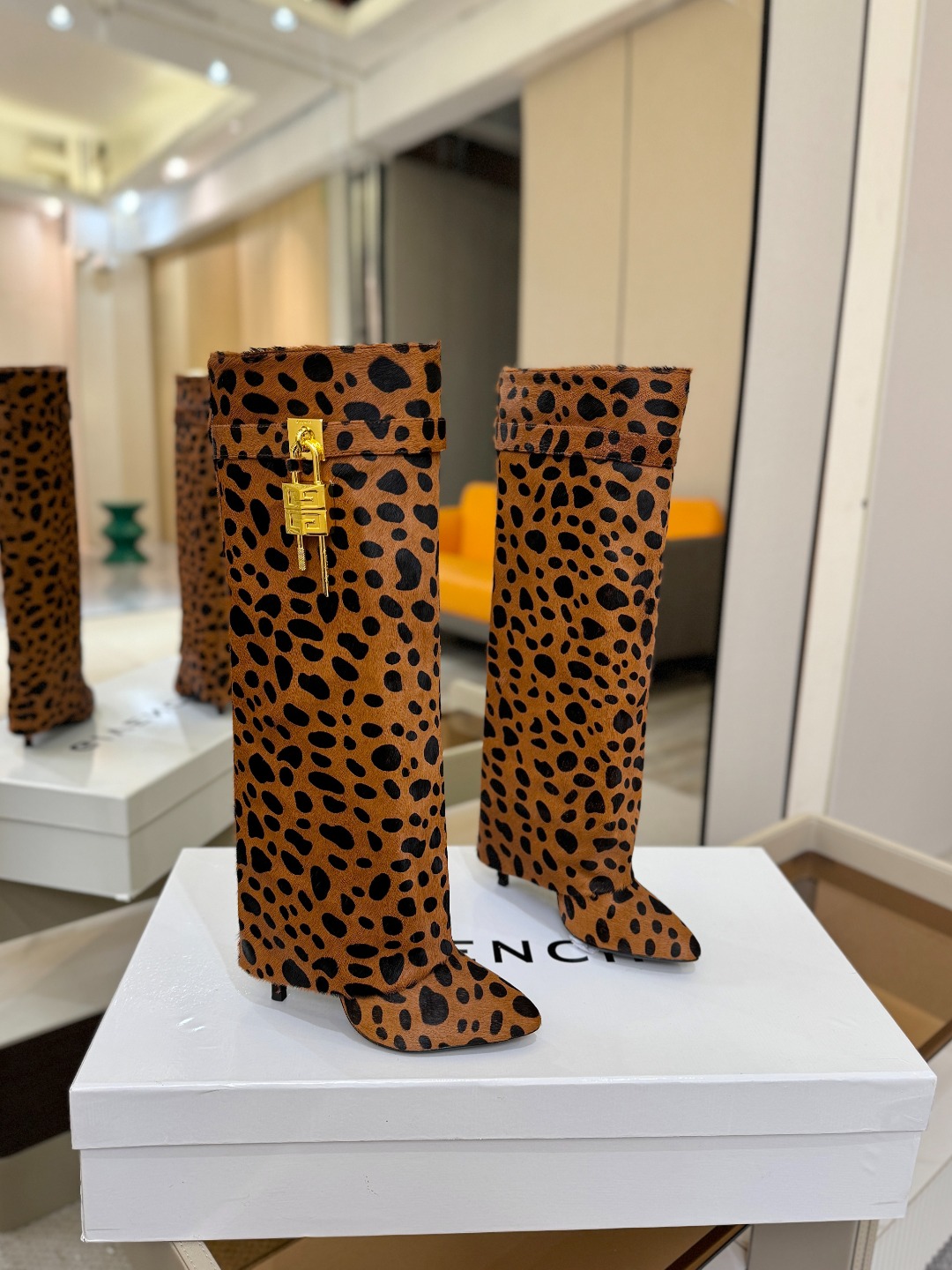 专柜正品级定制版本GIVENCHY𝐒𝐒 𝐧𝐞𝐰 高跟长靴，市面最高版本纪梵希 锁扣 风靡整个时尚圈‼️原