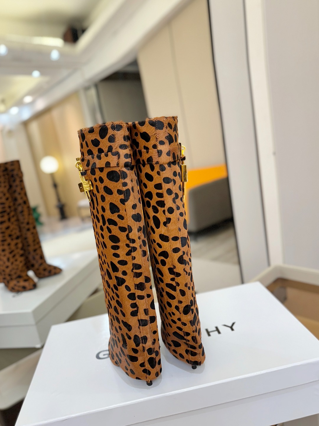 专柜正品级定制版本GIVENCHY𝐒𝐒 𝐧𝐞𝐰 高跟长靴，市面最高版本纪梵希 锁扣 风靡整个时尚圈‼️原