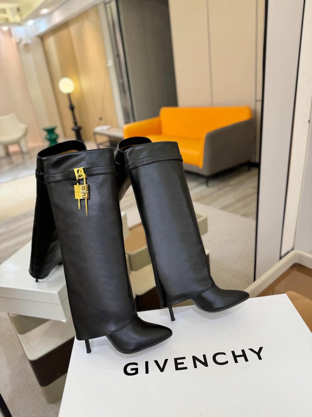 专柜正品级定制版本GIVENCHY𝐒𝐒 𝐧𝐞𝐰 高跟长靴，市面最高版本纪梵希 锁扣 风靡整个时尚圈‼️原