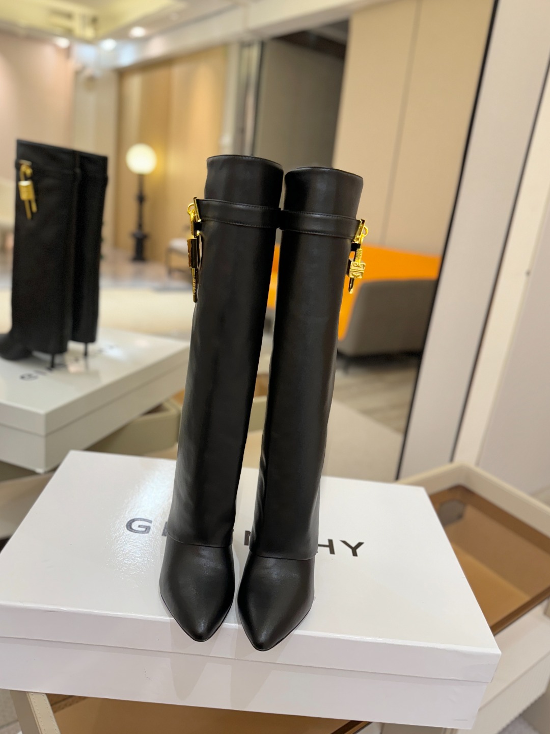 专柜正品级定制版本GIVENCHY𝐒𝐒 𝐧𝐞𝐰 高跟长靴，市面最高版本纪梵希 锁扣 风靡整个时尚圈‼️原