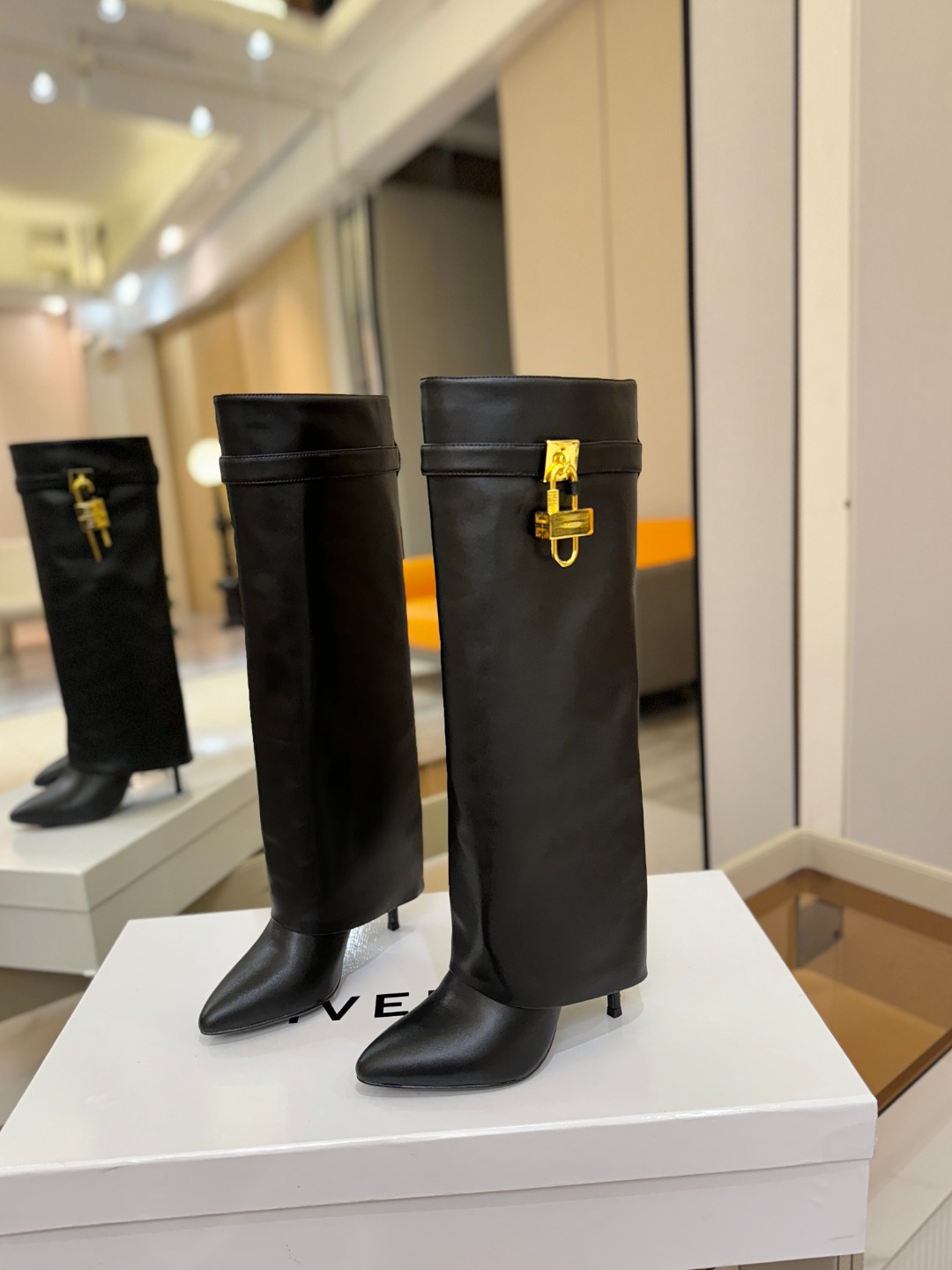 专柜正品级定制版本GIVENCHY𝐒𝐒 𝐧𝐞𝐰 高跟长靴，市面最高版本纪梵希 锁扣 风靡整个时尚圈‼️原
