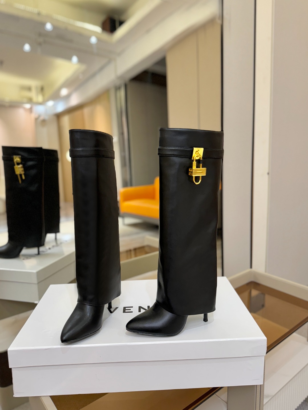 专柜正品级定制版本GIVENCHY𝐒𝐒 𝐧𝐞𝐰 高跟长靴，市面最高版本纪梵希 锁扣 风靡整个时尚圈‼️原