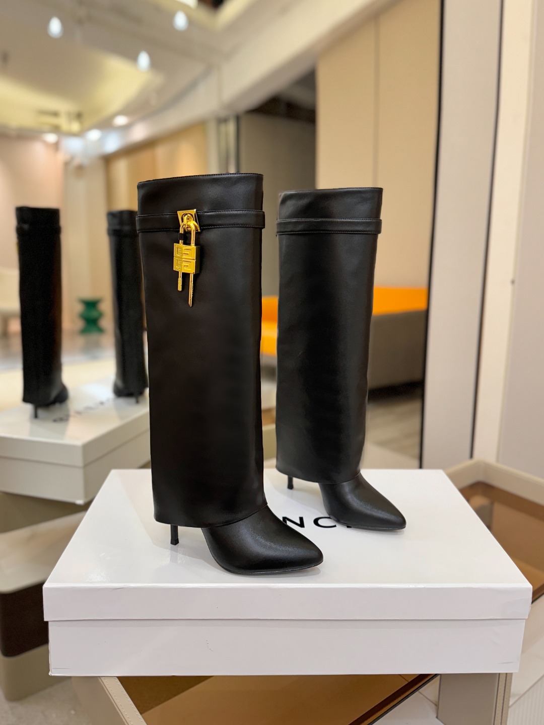 专柜正品级定制版本GIVENCHY𝐒𝐒 𝐧𝐞𝐰 高跟长靴，市面最高版本纪梵希 锁扣 风靡整个时尚圈‼️原