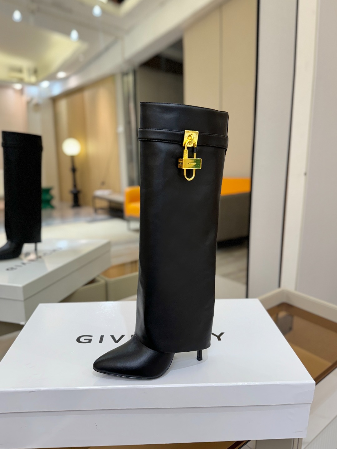 专柜正品级定制版本GIVENCHY𝐒𝐒 𝐧𝐞𝐰 高跟长靴，市面最高版本纪梵希 锁扣 风靡整个时尚圈‼️原