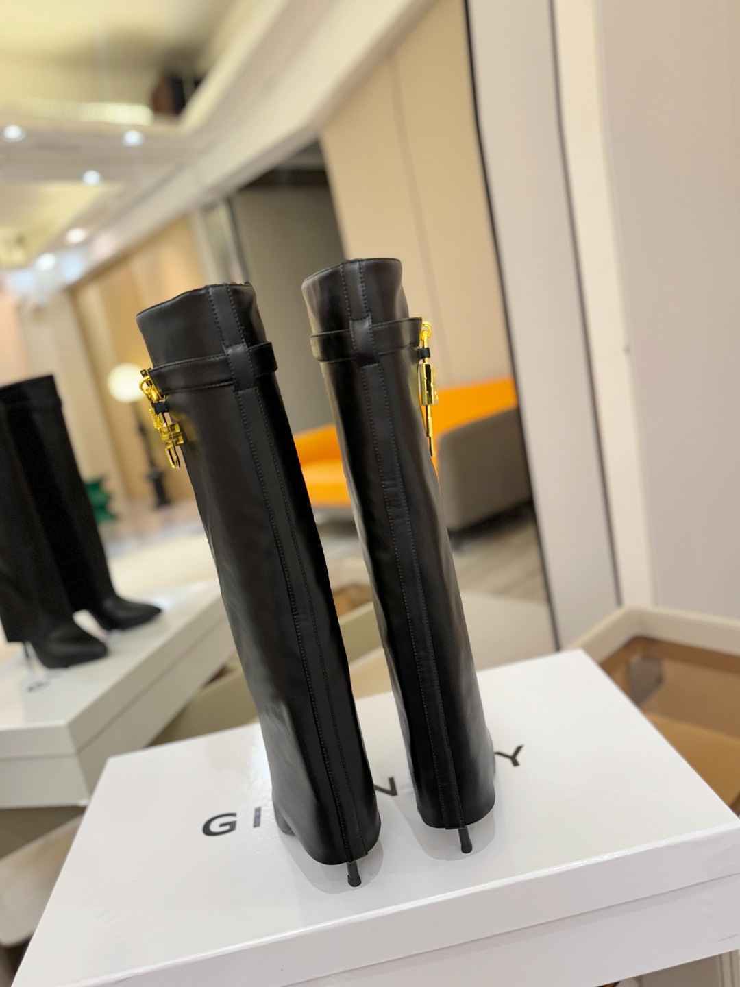 专柜正品级定制版本GIVENCHY𝐒𝐒 𝐧𝐞𝐰 高跟长靴，市面最高版本纪梵希 锁扣 风靡整个时尚圈‼️原