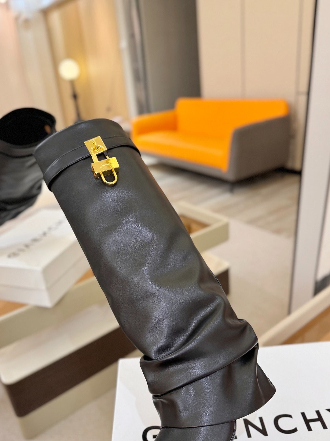 专柜正品级定制版本GIVENCHY𝐒𝐒 𝐧𝐞𝐰 高跟长靴，市面最高版本纪梵希 锁扣 风靡整个时尚圈‼️原