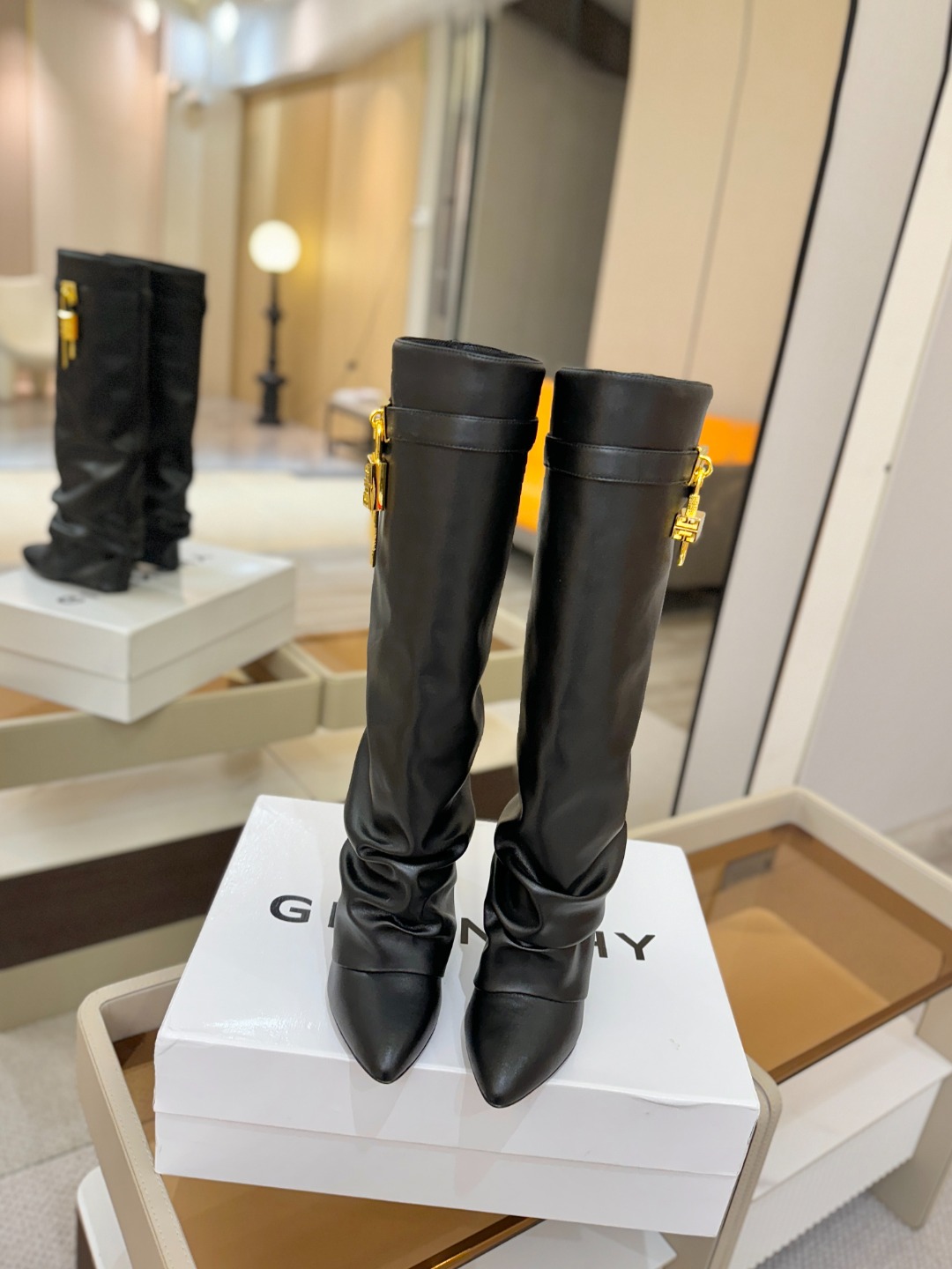 专柜正品级定制版本GIVENCHY𝐒𝐒 𝐧𝐞𝐰 高跟长靴，市面最高版本纪梵希 锁扣 风靡整个时尚圈‼️原