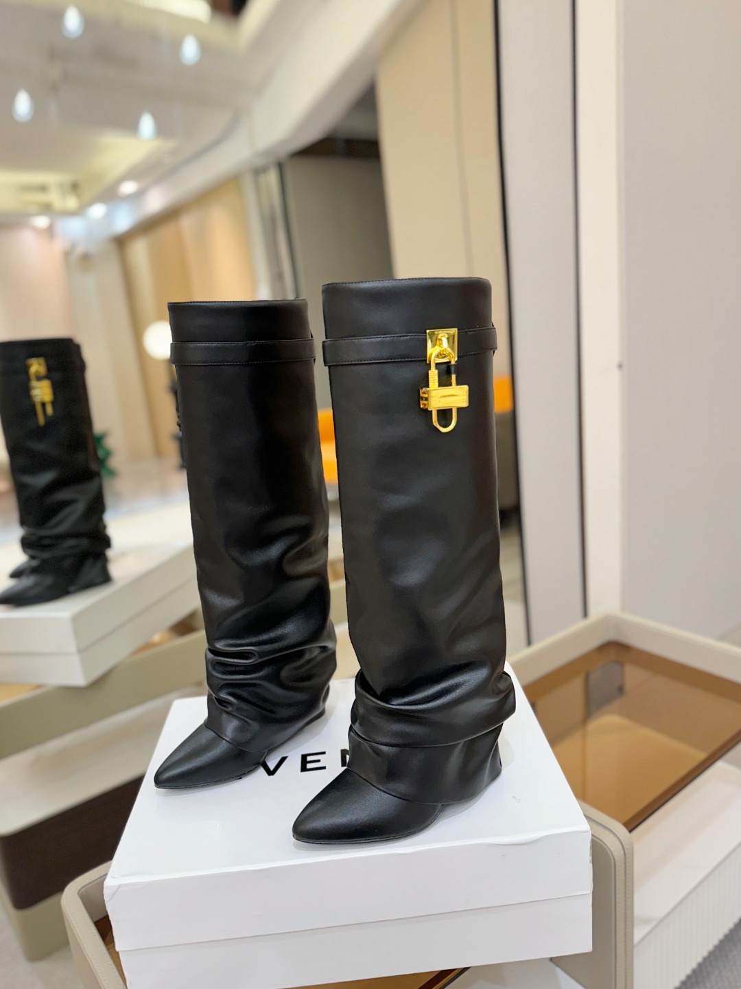 专柜正品级定制版本GIVENCHY𝐒𝐒 𝐧𝐞𝐰 高跟长靴，市面最高版本纪梵希 锁扣 风靡整个时尚圈‼️原