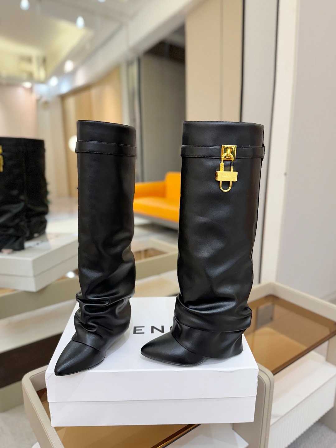 专柜正品级定制版本GIVENCHY𝐒𝐒 𝐧𝐞𝐰 高跟长靴，市面最高版本纪梵希 锁扣 风靡整个时尚圈‼️原