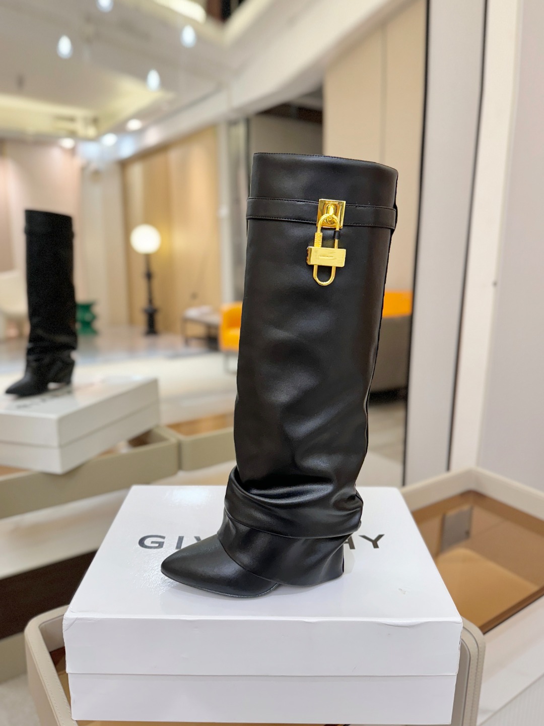 专柜正品级定制版本GIVENCHY𝐒𝐒 𝐧𝐞𝐰 高跟长靴，市面最高版本纪梵希 锁扣 风靡整个时尚圈‼️原