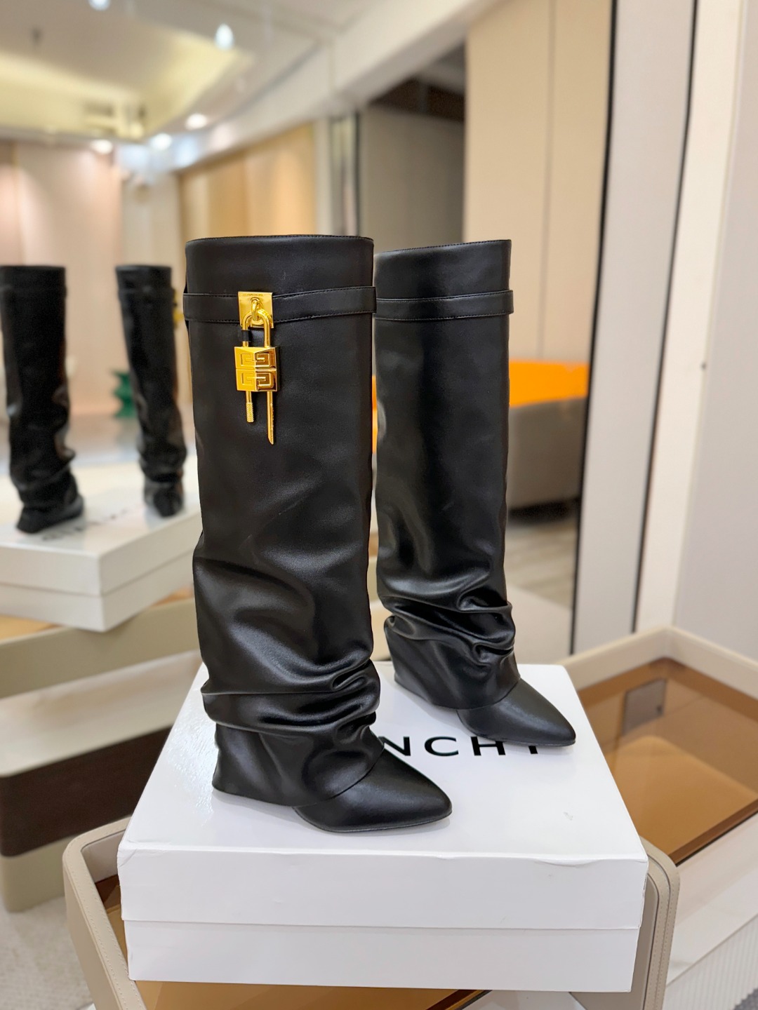 专柜正品级定制版本GIVENCHY𝐒𝐒 𝐧𝐞𝐰 高跟长靴，市面最高版本纪梵希 锁扣 风靡整个时尚圈‼️原