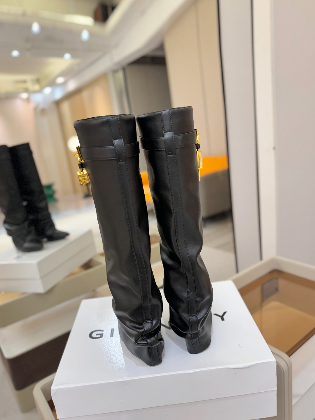 专柜正品级定制版本GIVENCHY𝐒𝐒 𝐧𝐞𝐰 高跟长靴，市面最高版本纪梵希 锁扣 风靡整个时尚圈‼️原