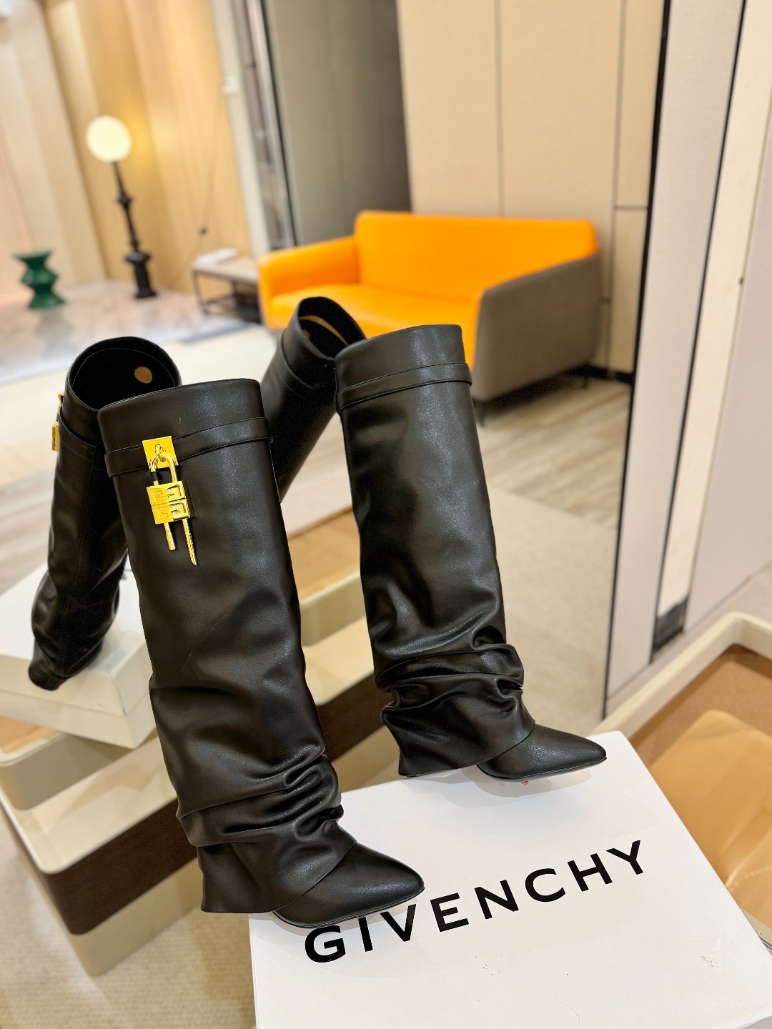 专柜正品级定制版本GIVENCHY𝐒𝐒 𝐧𝐞𝐰 高跟长靴，市面最高版本纪梵希 锁扣 风靡整个时尚圈‼️原
