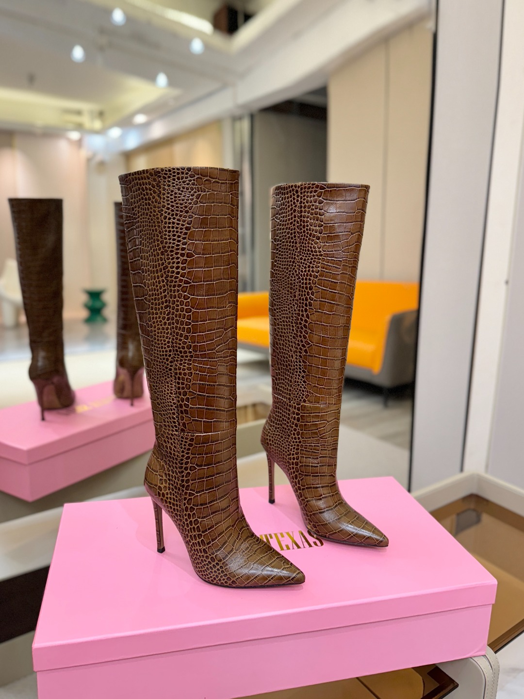 𝙋𝙖𝙧𝙞𝙨 𝙏𝙚𝙭𝙖𝙨 德州巴黎 Paris Texas 鳄鱼纹细跟长靴 ♡优雅风格，创造不一样的感觉！