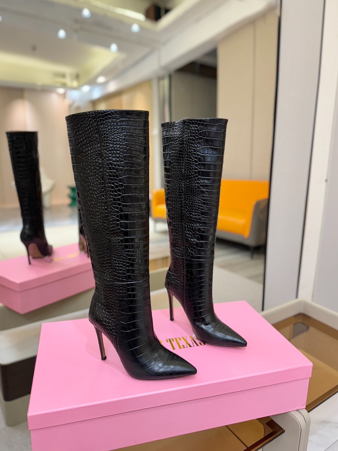 𝙋𝙖𝙧𝙞𝙨 𝙏𝙚𝙭𝙖𝙨 德州巴黎 Paris Texas 鳄鱼纹细跟长靴 ♡优雅风格，创造不一样的感觉！