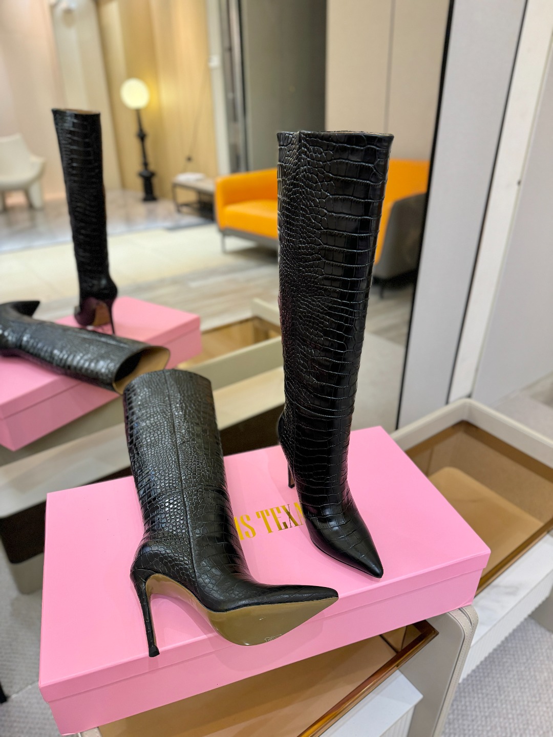 𝙋𝙖𝙧𝙞𝙨 𝙏𝙚𝙭𝙖𝙨 德州巴黎 Paris Texas 鳄鱼纹细跟长靴 ♡优雅风格，创造不一样的感觉！