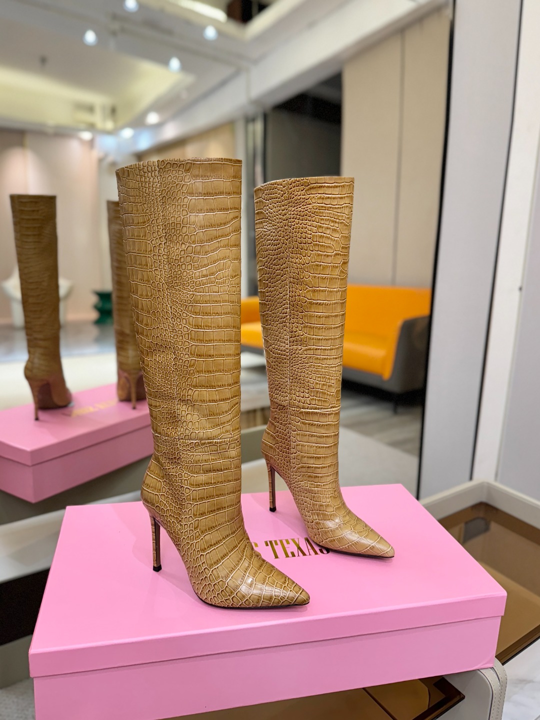 𝙋𝙖𝙧𝙞𝙨 𝙏𝙚𝙭𝙖𝙨 德州巴黎 Paris Texas 鳄鱼纹细跟长靴 ♡优雅风格，创造不一样的感觉！