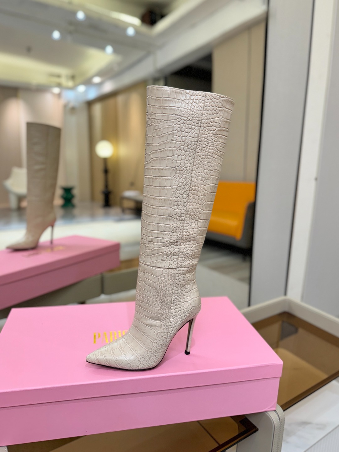 NO:493428,Price Paris Texas crocodile pattern tsy heel boots Elegant style to create a different feeling!   It is an indispensable combat boot in your shoe cabinet!  Simple and elegant style, the highest version in the market ◆ Material imported cowhide embossed crocodile ◆ ◆ Inner and footbed water dyed sheepskin ◆ ◆ Outsole Italian leather outsole ◆ ◆ Heel height. Counter packaging ◆ show bdetails ——————————————— ◢size. ｜35-39 (34 40 41 42 customized) ◣, boots, boots, cowhide, sheepskin, Leather soles19860909价格  德州巴黎  Paris Texas 鳄鱼纹细跟长靴  优雅风格,创造不一样的感觉！  它是你鞋柜里不可缺少的战靴！ 简约气质款式,市场最高版本   ◆ 材料进口牛皮压纹鳄鱼 ◆ ◆ 内里、垫脚水染羊皮 ◆ ◆ 大底意大利真皮大底 ◆ ◆ 跟高. 专柜包装 ◆ show bdetails ————————————  ◢size. ｜35-39（34 40 41 42定制）◣,靴子,boots,cowhide,sheepskin,Leather soles,Women's Shoes