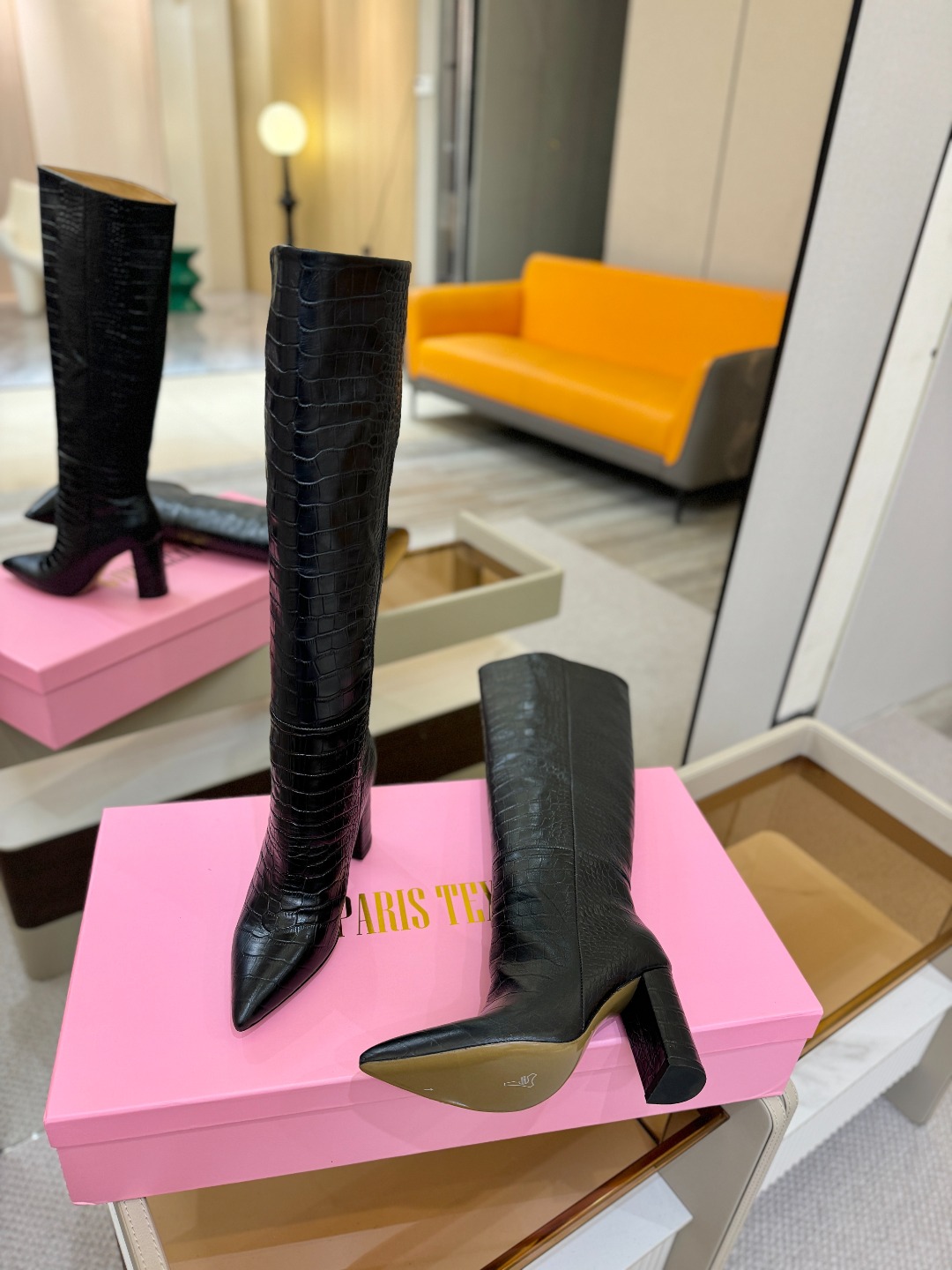 𝙋𝙖𝙧𝙞𝙨 𝙏𝙚𝙭𝙖𝙨 德州巴黎 Paris Texas 鳄鱼纹粗跟长靴 ♡优雅风格，创造不一样的感觉！