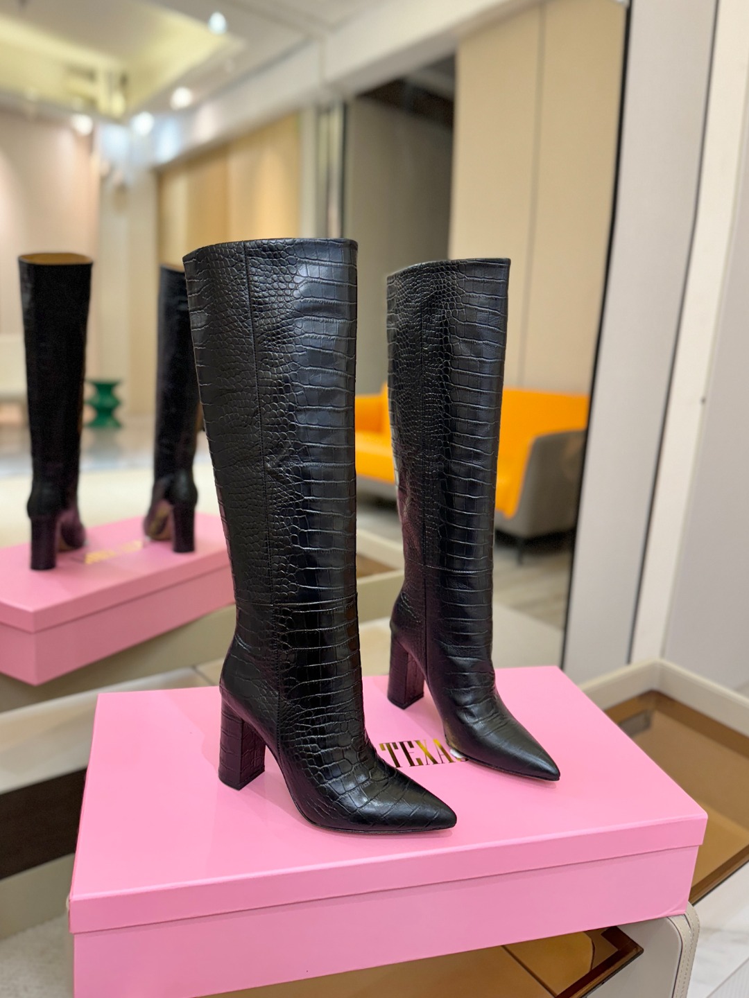 𝙋𝙖𝙧𝙞𝙨 𝙏𝙚𝙭𝙖𝙨 德州巴黎 Paris Texas 鳄鱼纹粗跟长靴 ♡优雅风格，创造不一样的感觉！