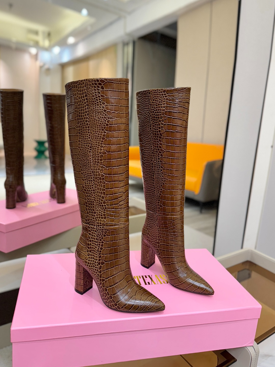 𝙋𝙖𝙧𝙞𝙨 𝙏𝙚𝙭𝙖𝙨 德州巴黎 Paris Texas 鳄鱼纹粗跟长靴 ♡优雅风格，创造不一样的感觉！