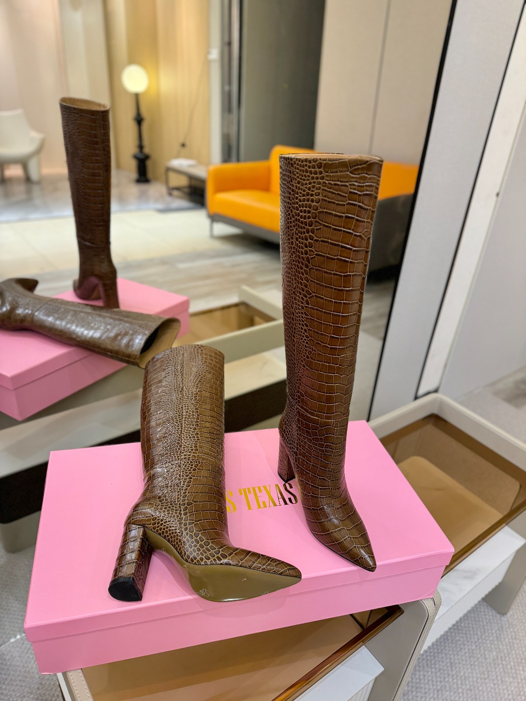 𝙋𝙖𝙧𝙞𝙨 𝙏𝙚𝙭𝙖𝙨 德州巴黎 Paris Texas 鳄鱼纹粗跟长靴 ♡优雅风格，创造不一样的感觉！