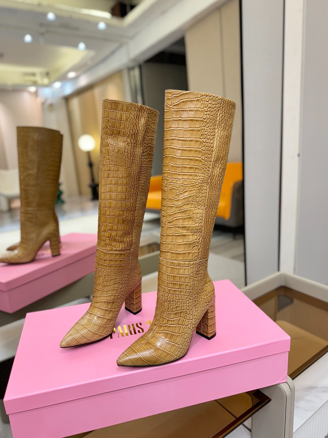 𝙋𝙖𝙧𝙞𝙨 𝙏𝙚𝙭𝙖𝙨 德州巴黎 Paris Texas 鳄鱼纹粗跟长靴 ♡优雅风格，创造不一样的感觉！