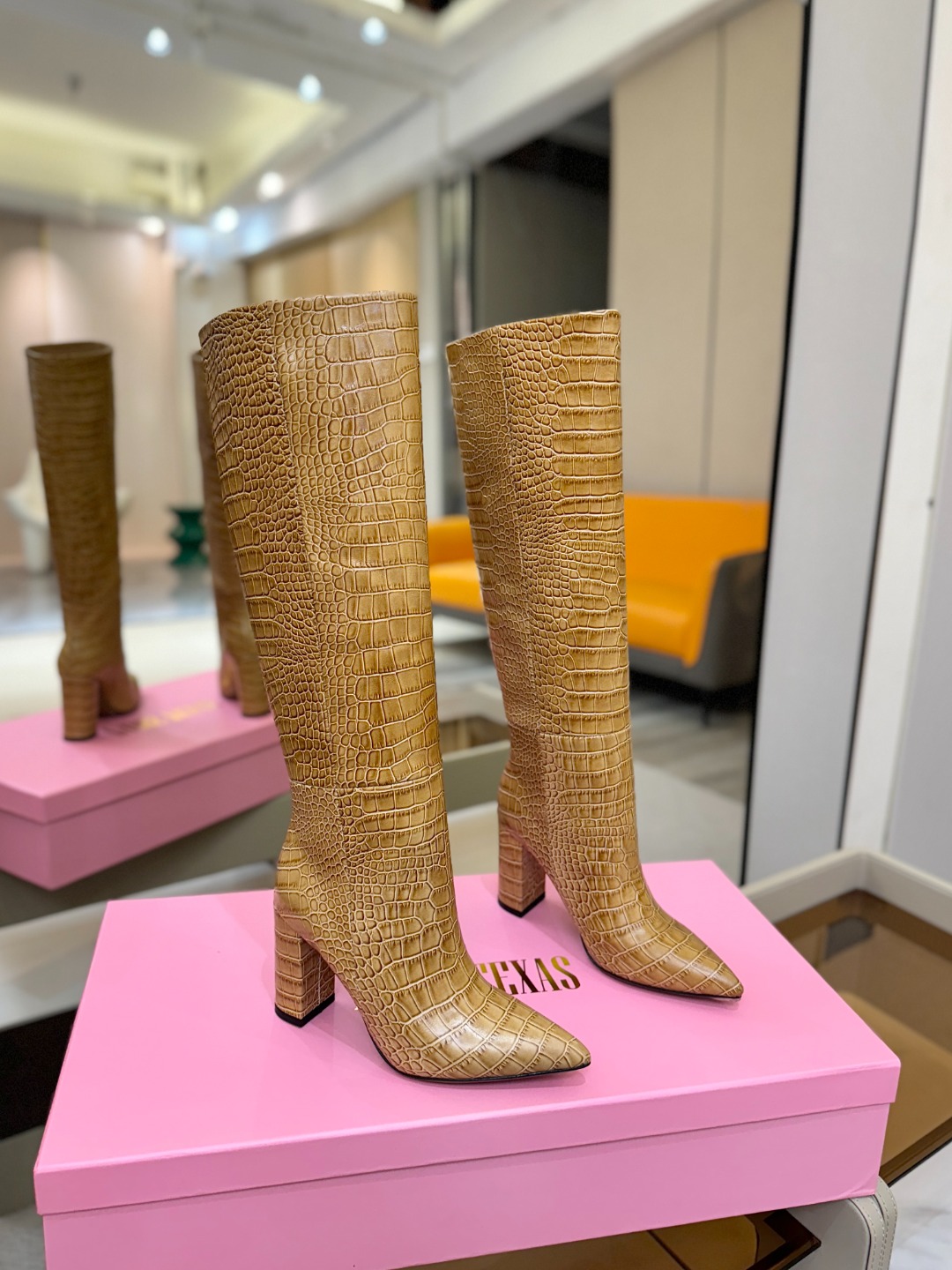 𝙋𝙖𝙧𝙞𝙨 𝙏𝙚𝙭𝙖𝙨 德州巴黎 Paris Texas 鳄鱼纹粗跟长靴 ♡优雅风格，创造不一样的感觉！