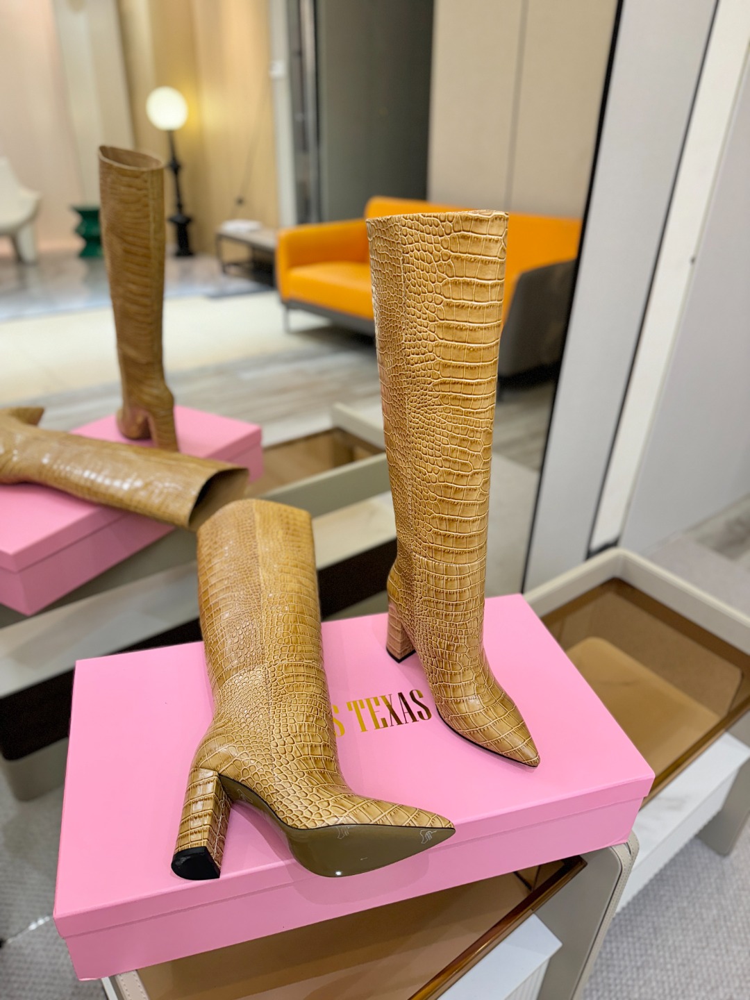 𝙋𝙖𝙧𝙞𝙨 𝙏𝙚𝙭𝙖𝙨 德州巴黎 Paris Texas 鳄鱼纹粗跟长靴 ♡优雅风格，创造不一样的感觉！