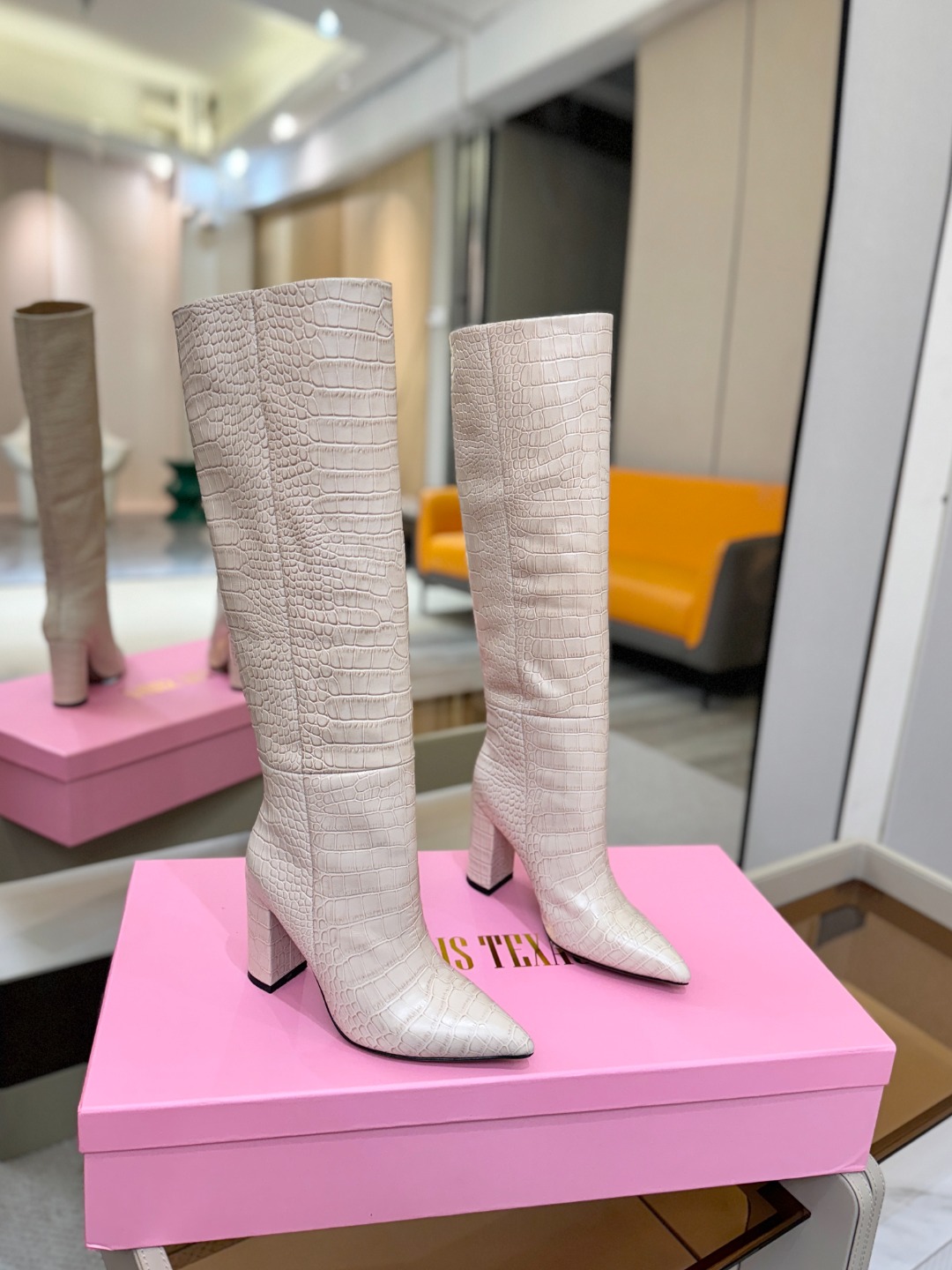 𝙋𝙖𝙧𝙞𝙨 𝙏𝙚𝙭𝙖𝙨 德州巴黎 Paris Texas 鳄鱼纹粗跟长靴 ♡优雅风格，创造不一样的感觉！