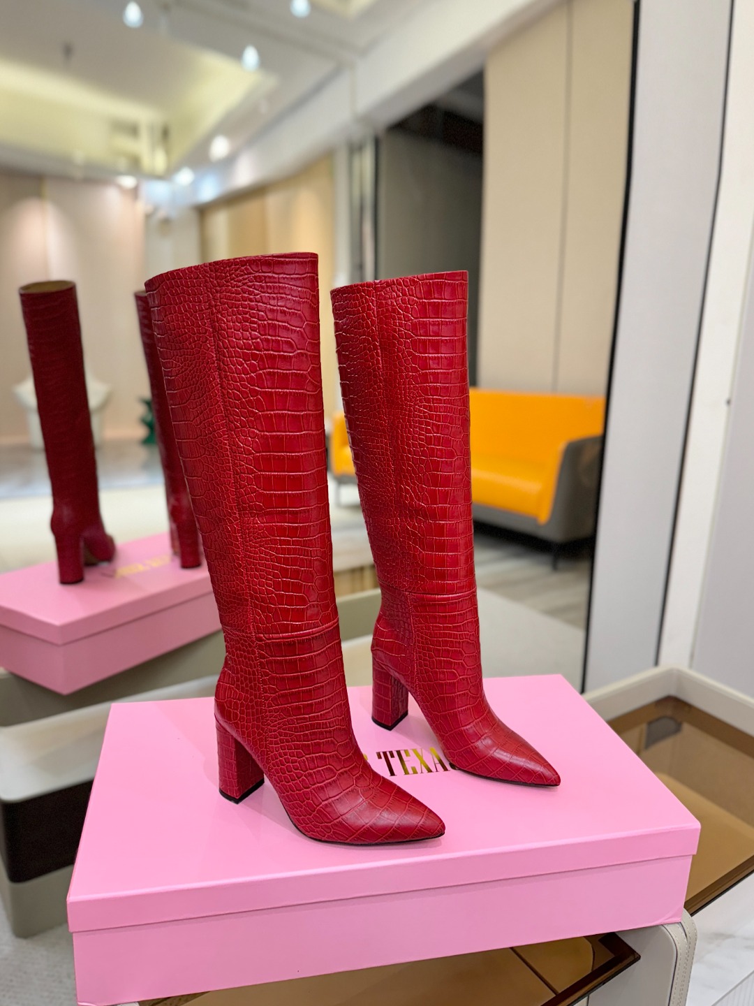 𝙋𝙖𝙧𝙞𝙨 𝙏𝙚𝙭𝙖𝙨 德州巴黎 Paris Texas 鳄鱼纹粗跟长靴 ♡优雅风格，创造不一样的感觉！