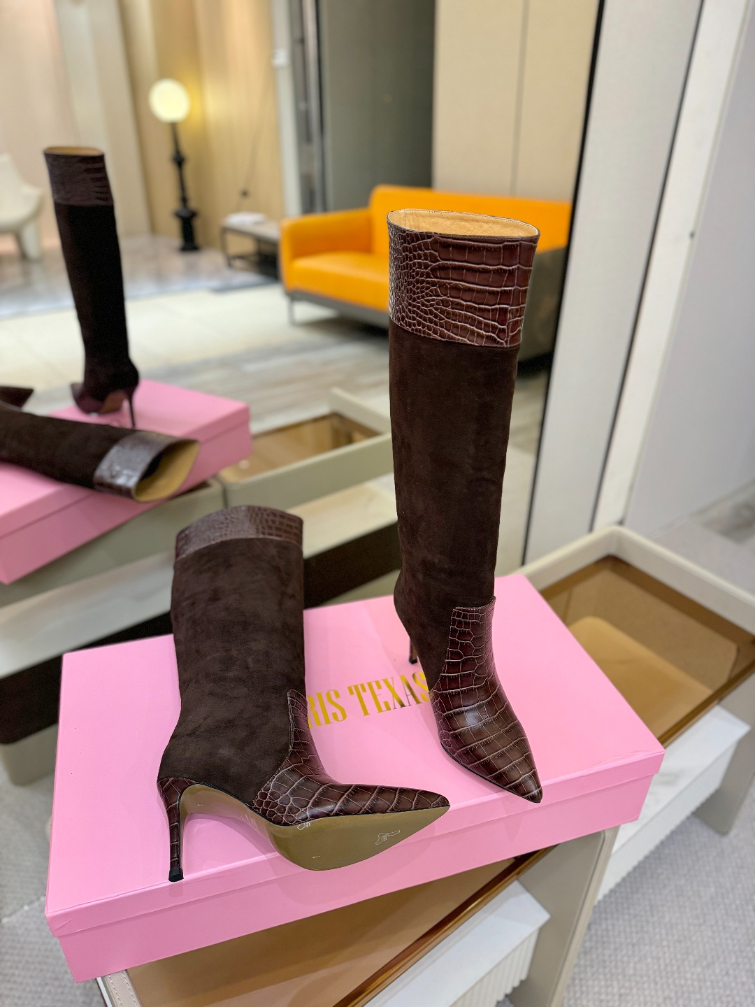𝙋𝙖𝙧𝙞𝙨 𝙏𝙚𝙭𝙖𝙨 德州巴黎 Paris Texas 鳄鱼纹细跟长靴 ♡优雅风格，创造不一样的感觉！