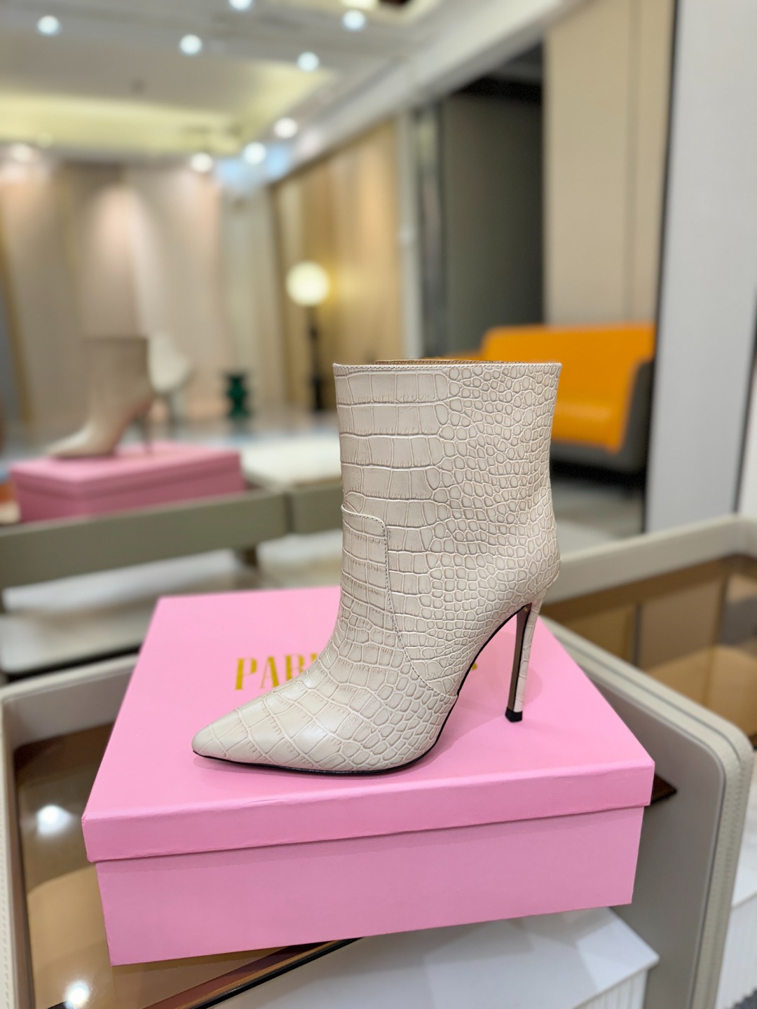 𝙋𝙖𝙧𝙞𝙨 𝙏𝙚𝙭𝙖𝙨 德州巴黎 Paris Texas 鳄鱼纹细跟短靴 ♡优雅风格，创造不一样的感觉！