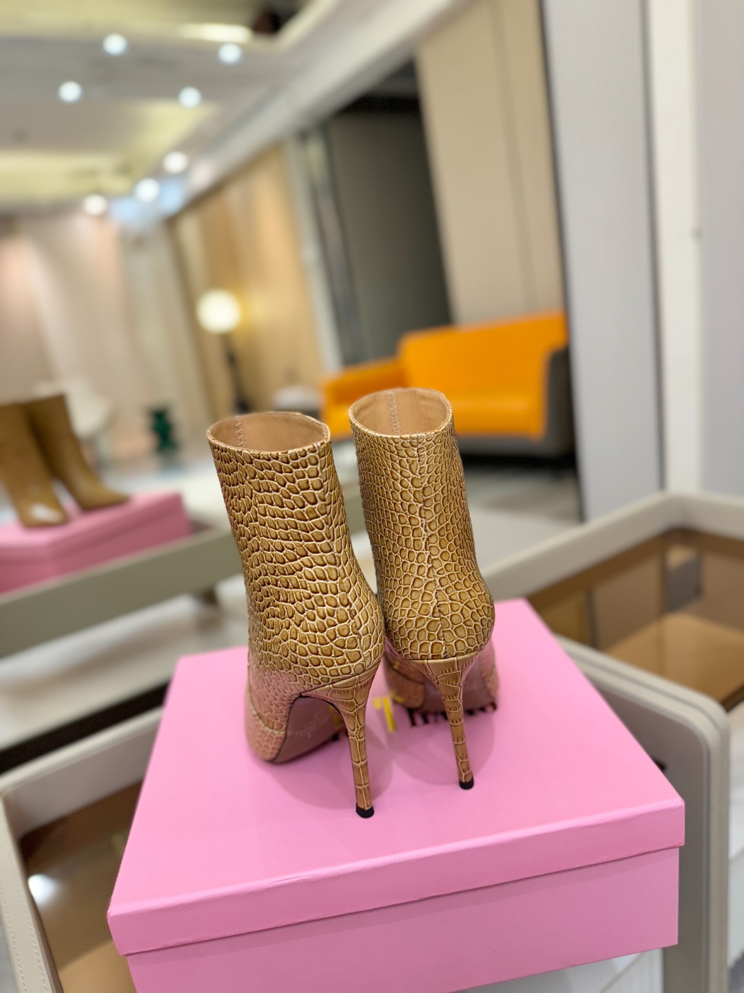 𝙋𝙖𝙧𝙞𝙨 𝙏𝙚𝙭𝙖𝙨 德州巴黎 Paris Texas 鳄鱼纹细跟短靴 ♡优雅风格，创造不一样的感觉！