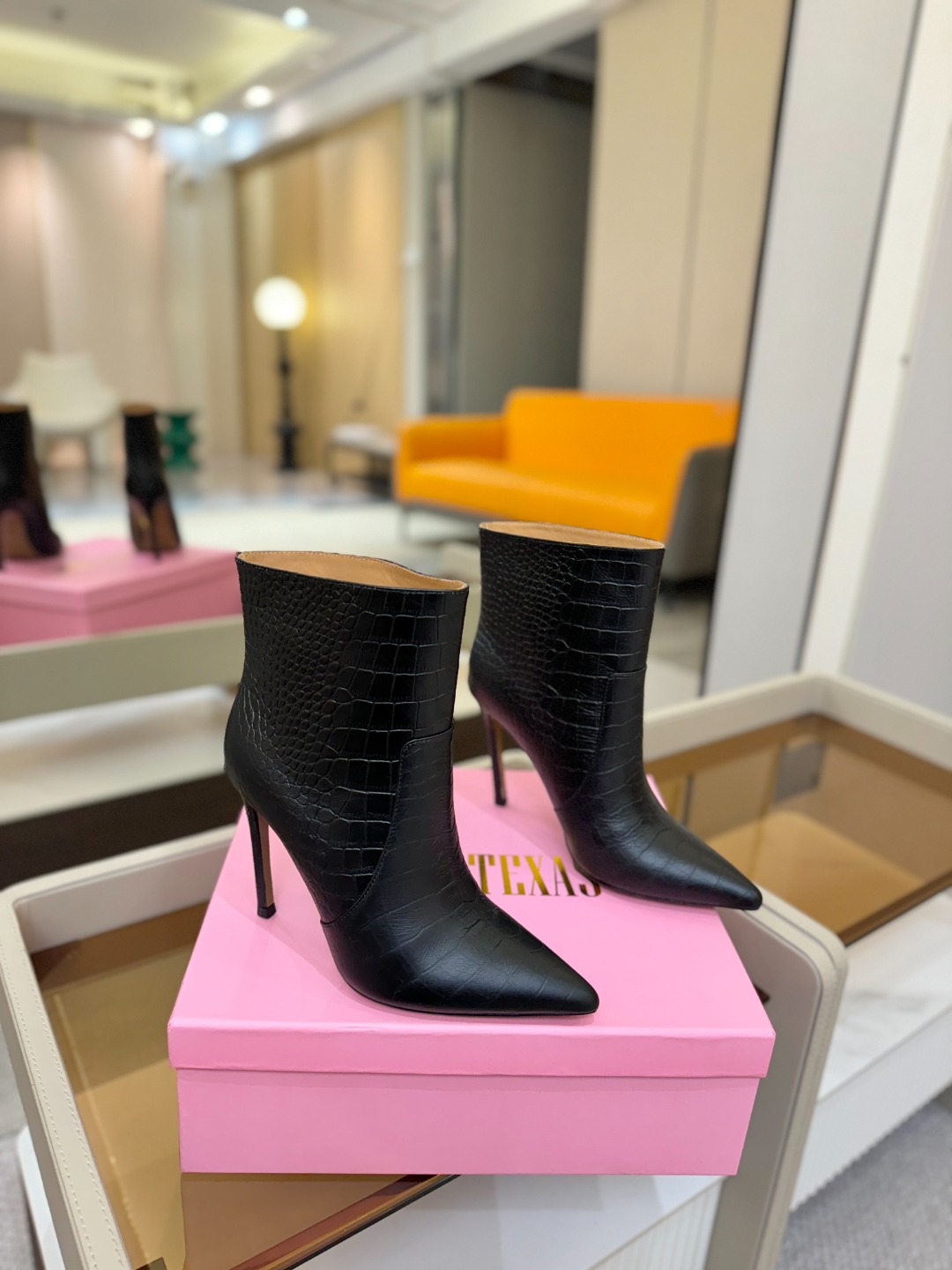 𝙋𝙖𝙧𝙞𝙨 𝙏𝙚𝙭𝙖𝙨 德州巴黎 Paris Texas 鳄鱼纹细跟短靴 ♡优雅风格，创造不一样的感觉！
