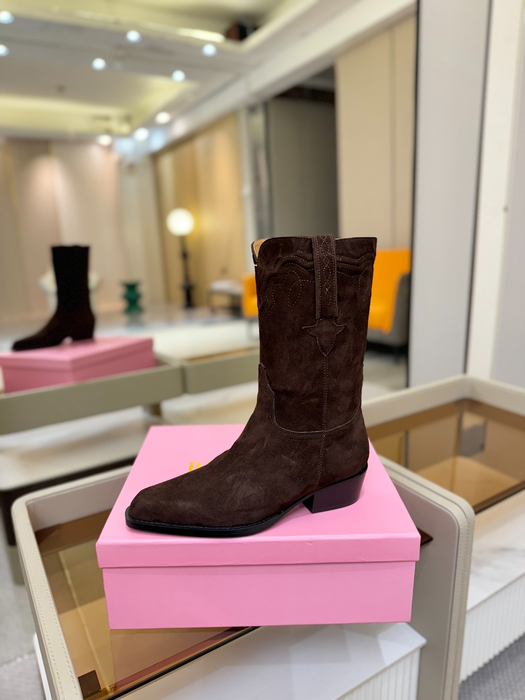 NO:493392,Price Paris Texas Western Short Battle Boots Elegant style and create a different feeling!   It is an indispensable combat boot in your shoe cabinet!  Simple and elegant style, the highest version in the market ◆ Material mercerized beef small leather ◆ ◆ Inner and footbed water dyed sheepskin ◆ ◆ Large sole double-layer Italian leather sole ◆ ◆ Heel height 3CM counter packaging ◆ show bdetails ——————————————— ◢size. ｜35-39 (34 40 41 42 customized) ◣, boots, boots, sheepskin, Leather soles19860909价格  德州巴黎 Paris Texas 西部短战靴  优雅风格,创造不一样的感觉！  它是你鞋柜里不可缺少的战靴！ 简约气质款式,市场最高版本   ◆ 材料丝光牛 小皮 ◆ ◆ 内里、垫脚水染羊皮 ◆ ◆ 大底双层意大利真皮大底 ◆ ◆ 跟高3CM专柜包装 ◆ show bdetails ————————————  ◢size. ｜35-39（34 40 41 42定制）◣,靴子,boots,sheepskin,Leather soles,Women's Shoes