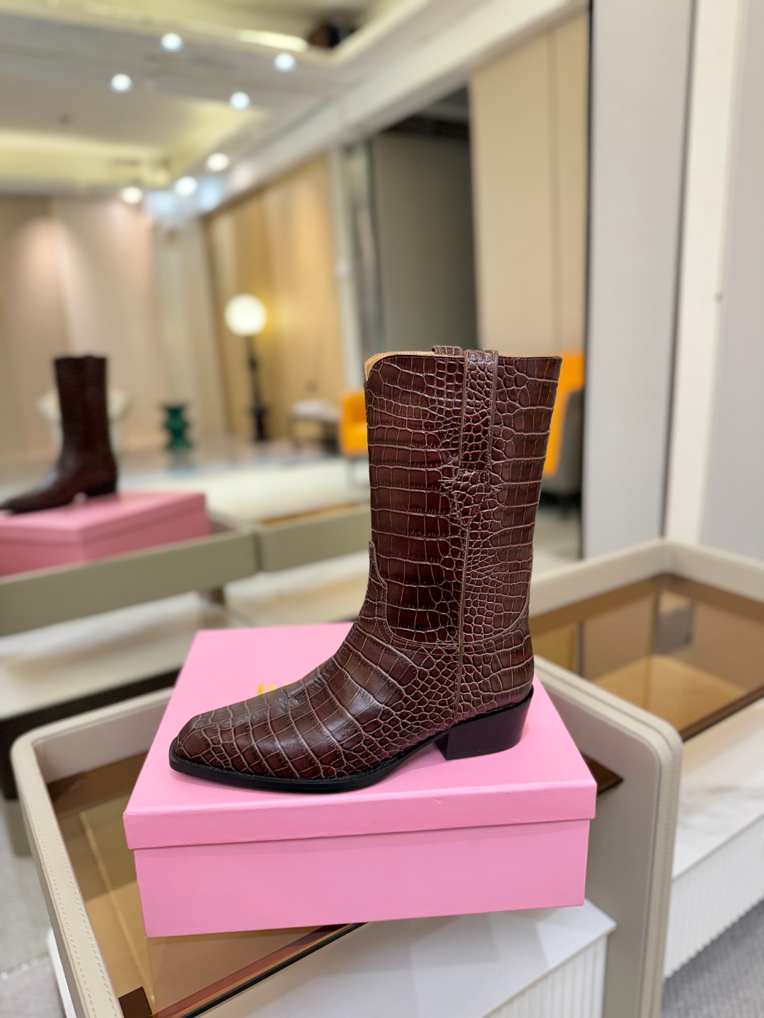 NO:493382,Price Paris Texas Western Short Battle Boots Elegant style and create a different feeling!   It is an indispensable combat boot in your shoe cabinet!  Simple and elegant style, the highest version in the market ◆ Material imported cowhide pressed crocodile pattern ◆ ◆ Inner and footbed water dyed sheepskin ◆ ◆ Outsole double-layer Italian leather sole ◆ ◆ Heel height 3CM counter packaging ◆ show bdetails ——————————————— ◢size. ｜35-39 (34 40 41 42 customized) ◣, boots, boots, cowhide, sheepskin, Leather soles19860909价格  德州巴黎 Paris Texas 西部短战靴  优雅风格,创造不一样的感觉！  它是你鞋柜里不可缺少的战靴！ 简约气质款式,市场最高版本   ◆ 材料进口牛皮压鳄鱼纹 ◆ ◆ 内里、垫脚水染羊皮 ◆ ◆ 大底双层意大利真皮大底 ◆ ◆ 跟高3CM专柜包装 ◆ show bdetails ————————————  ◢size. ｜35-39（34 40 41 42定制）◣,靴子,boots,cowhide,sheepskin,Leather soles,Women's Shoes