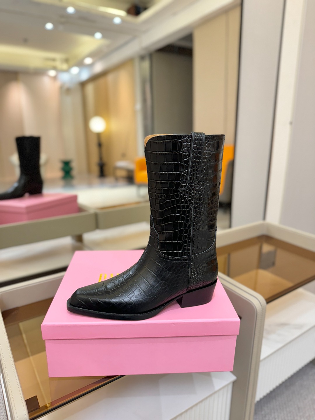 NO:493387,Price Paris Texas Western Short Battle Boots Elegant style and create a different feeling!   It is an indispensable combat boot in your shoe cabinet!  Simple and elegant style, the highest version in the market ◆ Material calfskin ◆ Inner and footbed water dyed sheepskin ◆ ◆ Outsole double-layer Italian leather sole ◆ ◆ Heel height 3CM counter packaging ◆ show bdetails ——————————————— ◢size. ｜35-39 (34 40 41 42 customized) ◣, boots, boots, cowhide, sheepskin, Leather soles19860909价格  德州巴黎 Paris Texas 西部短战靴  优雅风格,创造不一样的感觉！  它是你鞋柜里不可缺少的战靴！ 简约气质款式,市场最高版本   ◆ 材料小牛皮 ◆ ◆ 内里、垫脚水染羊皮 ◆ ◆ 大底双层意大利真皮大底 ◆ ◆ 跟高3CM专柜包装 ◆ show bdetails ————————————  ◢size. ｜35-39（34 40 41 42定制）◣,靴子,boots,cowhide,sheepskin,Leather soles,Women's Shoes