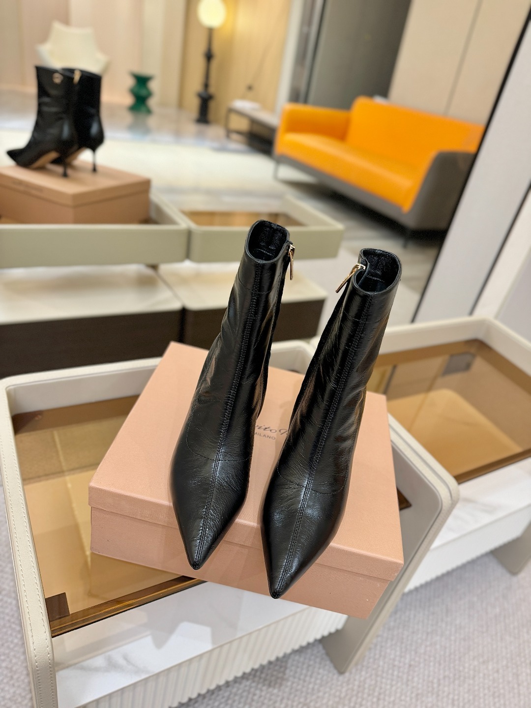 品 牌:Gianvito Rossi 罗西 GR尖头及踝靴侧拉链R扣细跟短靴高跟靴子鞋面采用绒面革,质感