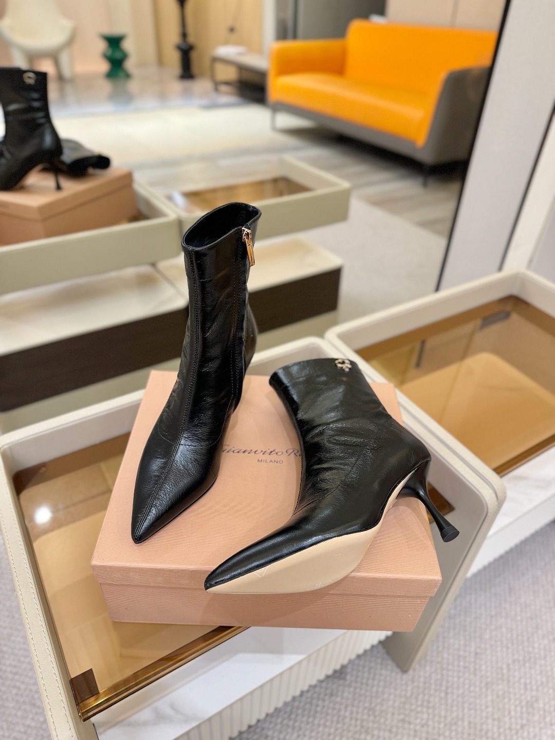 品 牌:Gianvito Rossi 罗西 GR尖头及踝靴侧拉链R扣细跟短靴高跟靴子鞋面采用绒面革,质感
