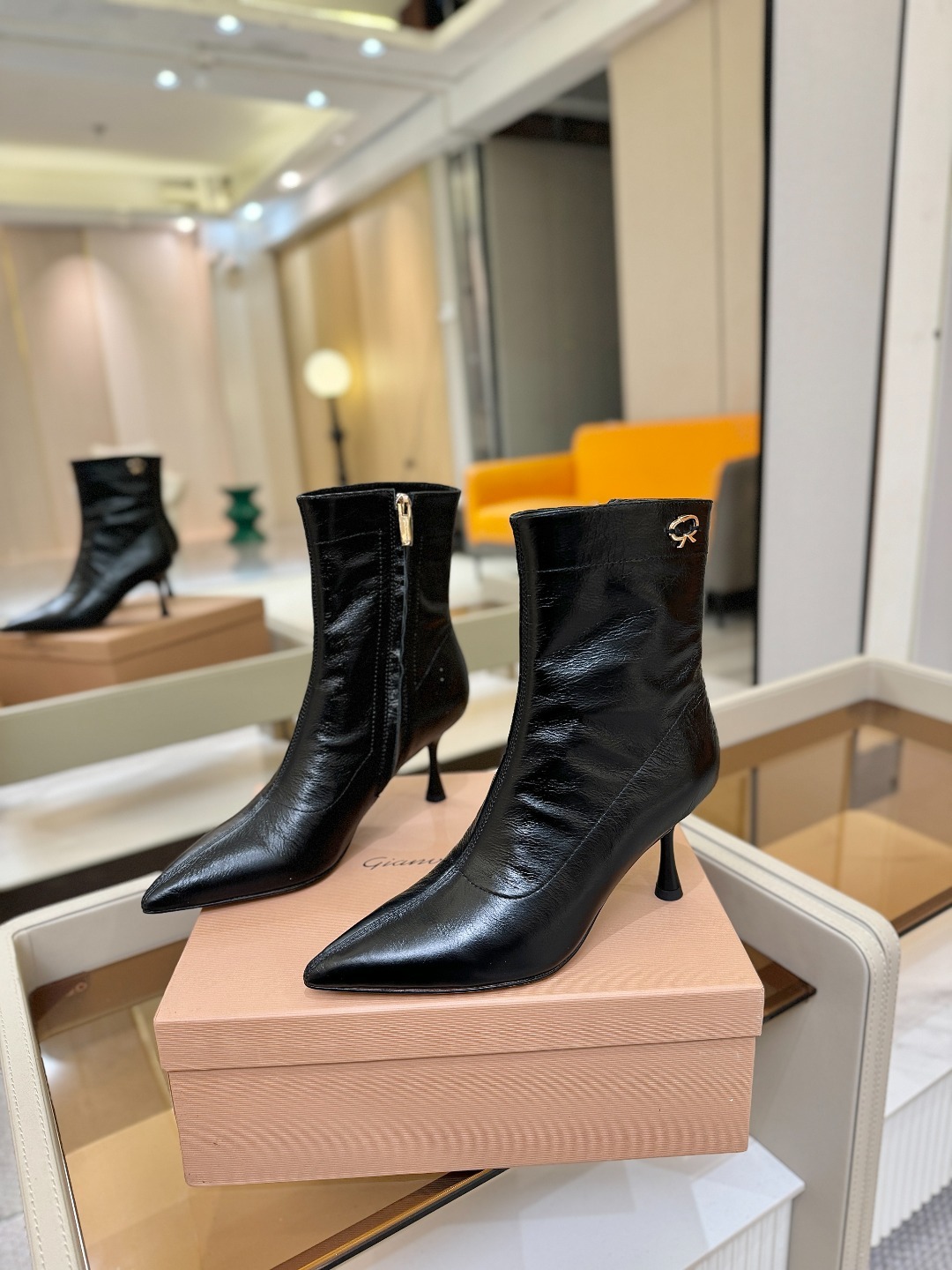 品 牌:Gianvito Rossi 罗西 GR尖头及踝靴侧拉链R扣细跟短靴高跟靴子鞋面采用绒面革,质感